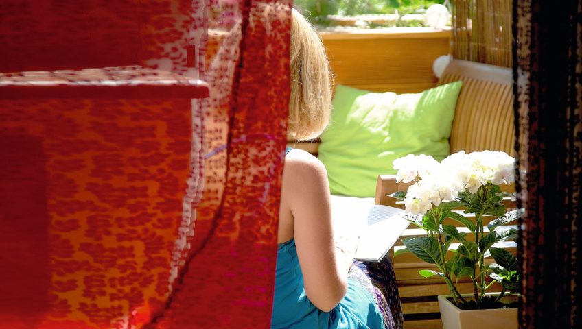 Mały balkon w bloku z wielkiej płyty na Mokotowie